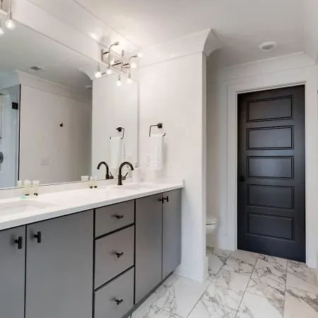 Mural The Gulch Townhome Near Broadway | Sleeps 12 *