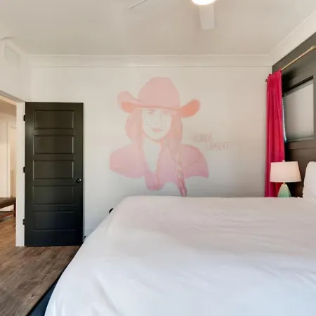 Mural The Gulch Townhome Near Broadway | Sleeps 12 Holiday home Nashville