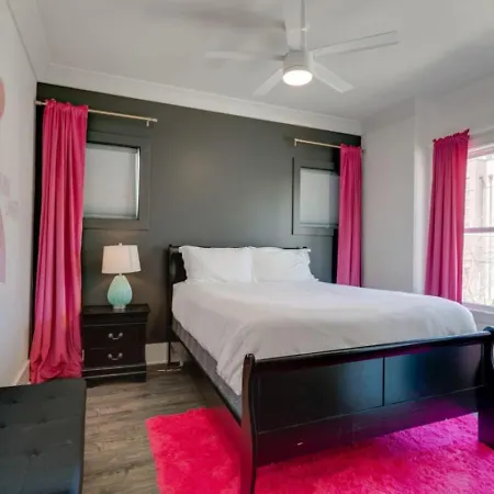 Mural The Gulch Townhome Near Broadway | Sleeps 12