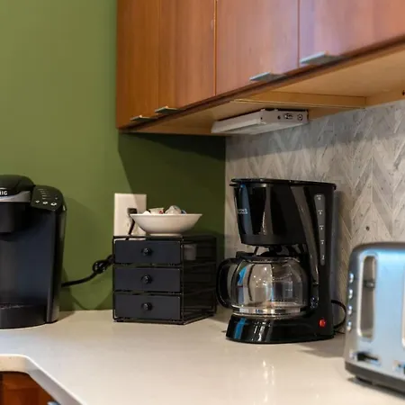 Luxury Townhome! Rooftop-game Room! Near Broadway! Holiday home