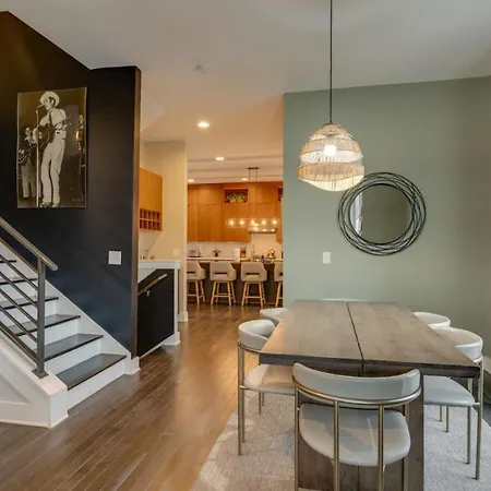Luxury Townhome! Rooftop-game Room! Near Broadway! Holiday home *