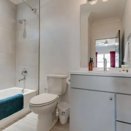 Mural The Gulch Townhome Near Broadway | Sleeps 12