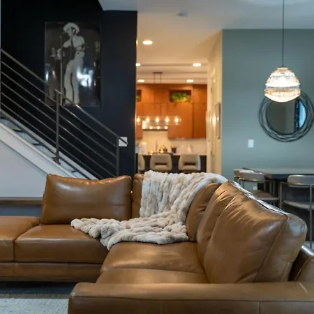 Luxury Townhome! Rooftop-game Room! Near Broadway! Nashville