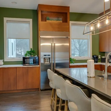 Luxury Townhome! Rooftop-game Room! Near Broadway! Holiday home