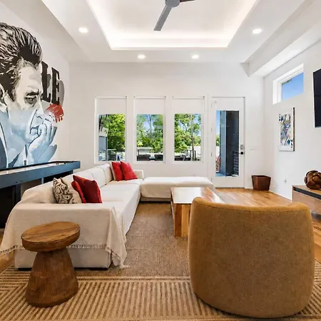 Stylish Multi-level Retreat Rooftop & Pool Table Holiday home Nashville