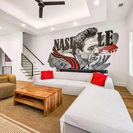 Stylish Multi-level Retreat Rooftop & Pool Table *