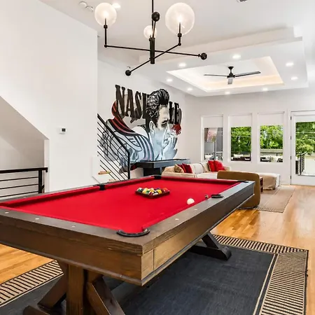 Stylish Multi-level Retreat Rooftop & Pool Table Holiday home