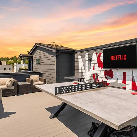 Stylish Multi-level Retreat Rooftop & Pool Table Holiday home *