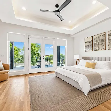 Stylish Multi-level Retreat Rooftop & Pool Table *