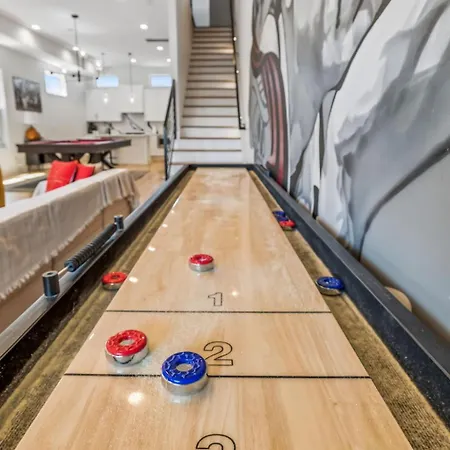 Stylish Multi-level Retreat Rooftop & Pool Table Holiday home Nashville