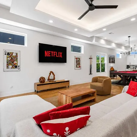 Holiday home Stylish Multi-level Retreat Rooftop & Pool Table Nashville