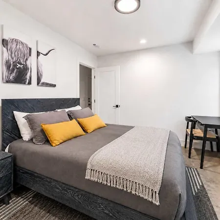 Stylish Multi-level Retreat Rooftop & Pool Table Holiday home *