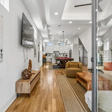 Holiday home Stylish Multi-level Retreat Rooftop & Pool Table Nashville