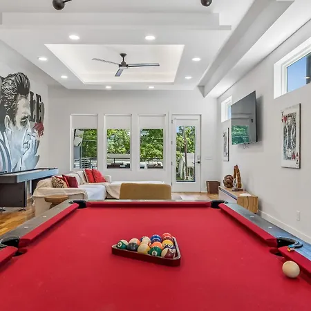 Stylish Multi-level Retreat Rooftop & Pool Table Nashville