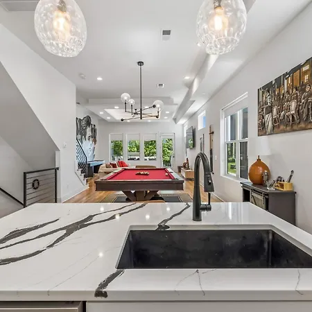 Holiday home Stylish Multi-level Retreat Rooftop & Pool Table