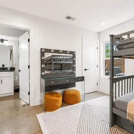 Stylish Multi-level Retreat Rooftop & Pool Table Holiday home *