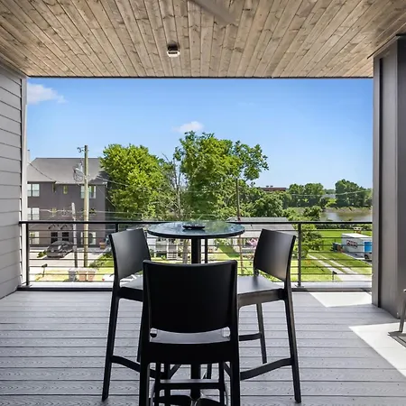 Stylish Multi-level Retreat Rooftop & Pool Table Holiday home