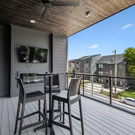 Stylish Multi-level Retreat Rooftop & Pool Table Nashville
