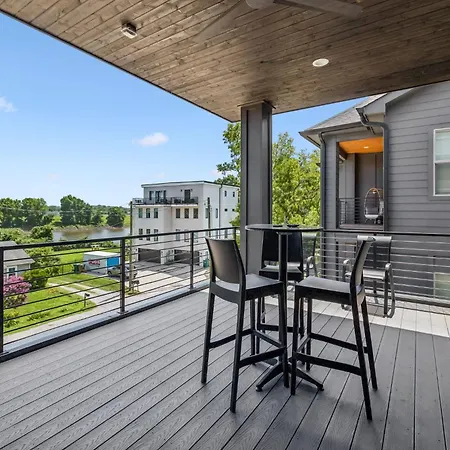 Stylish Multi-level Retreat Rooftop & Pool Table * Nashville