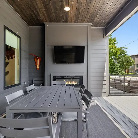 Stylish Multi-level Retreat Rooftop & Pool Table Nashville