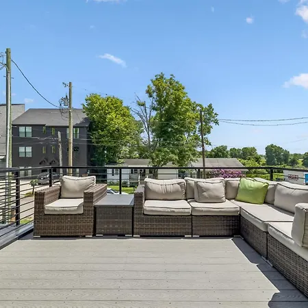 Holiday home Stylish Multi-level Retreat Rooftop & Pool Table Nashville