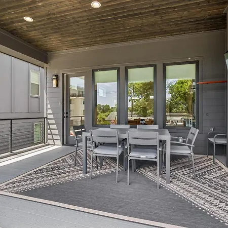 Holiday home Stylish Multi-level Retreat Rooftop & Pool Table Nashville