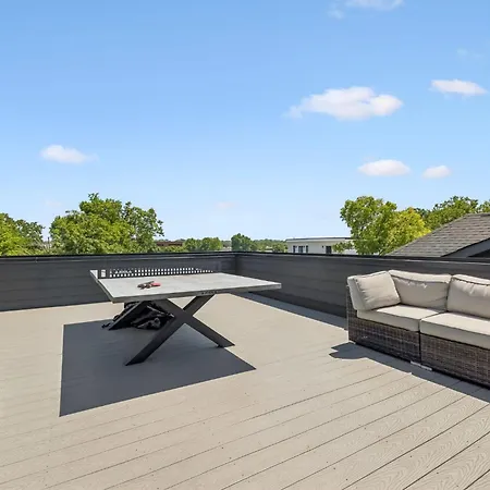 Stylish Multi-level Retreat Rooftop & Pool Table Holiday home *