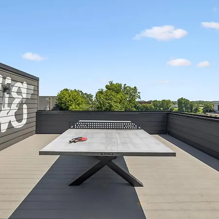 Stylish Multi-level Retreat Rooftop & Pool Table * Nashville