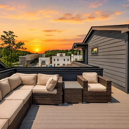 Stylish Multi-level Retreat Rooftop & Pool Table * Nashville