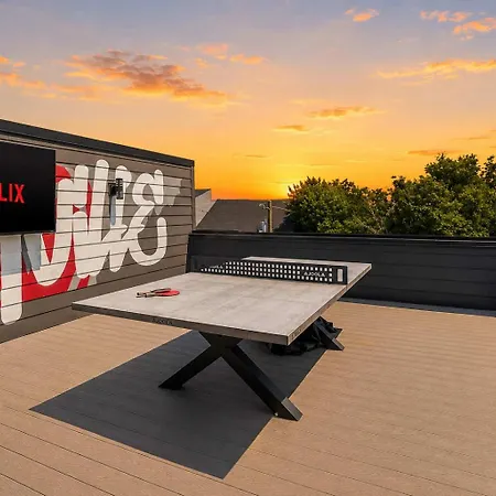 Stylish Multi-level Retreat Rooftop & Pool Table Holiday home