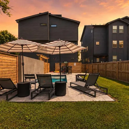 Holiday home Stylish Multi-level Retreat Rooftop & Pool Table