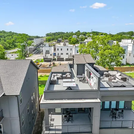 Stylish Multi-level Retreat Rooftop & Pool Table Holiday home *
