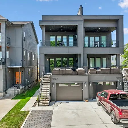 Holiday home Stylish Multi-level Retreat Rooftop & Pool Table