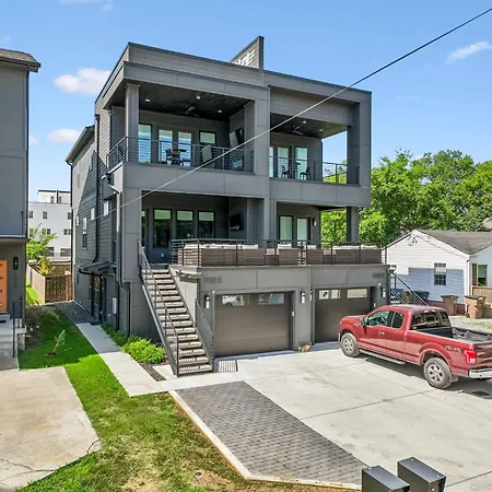 Stylish Multi-level Retreat Rooftop & Pool Table *