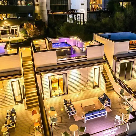 Taylor Swift Inspired Hot Tub Rooftop Deck Views * Nashville