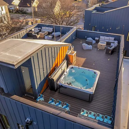 Twin Homes Rooftop Deck Hot Tub Outdoor Kitchen Holiday home