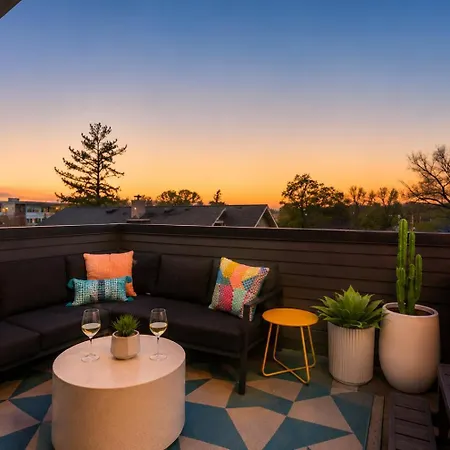 Giddy Up Hot Tub, 4 King Suites, Near Broadway Holiday home Nashville