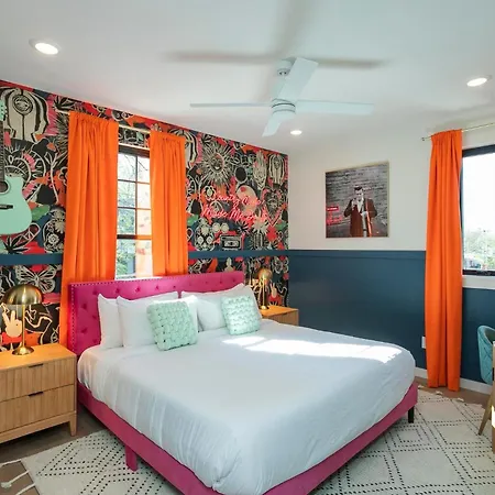 Giddy Up Hot Tub, 4 King Suites, Near Broadway * Nashville