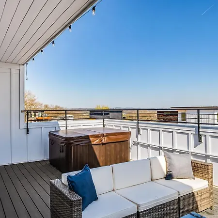 Retreat Rooftop Skyline & 12 Guests Holiday home *