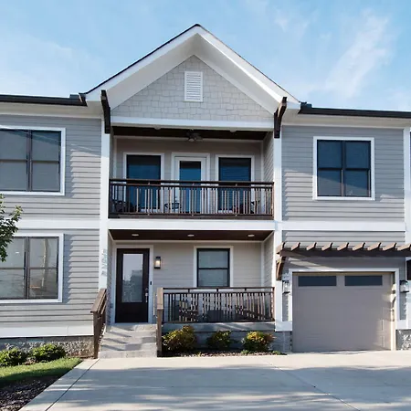 Holiday home Modern Duplex - 1 Mile From Robust Nightlife *