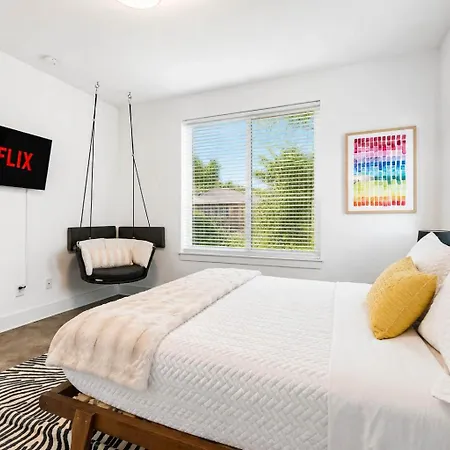 Townhouse With Rooftop & Modern Comfort Holiday home *
