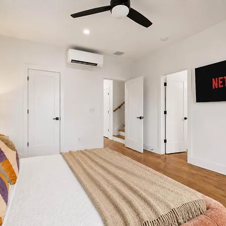 Holiday home Townhouse With Rooftop & Modern Comfort