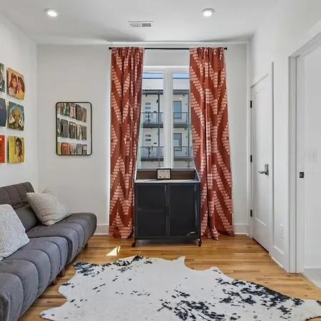 Townhouse With Rooftop & Modern Comfort