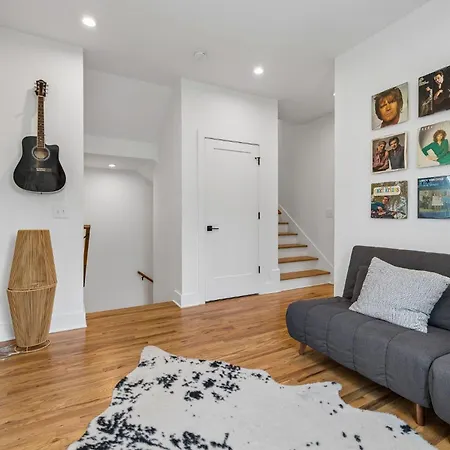 Townhouse With Rooftop & Modern Comfort *