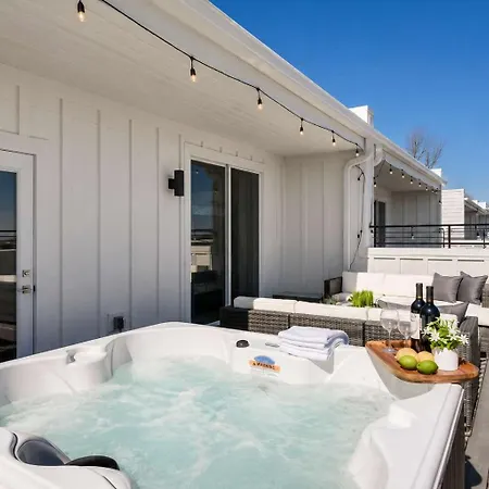 Skyline Hot Tub Retreat Walk To Honky Tonks Holiday home