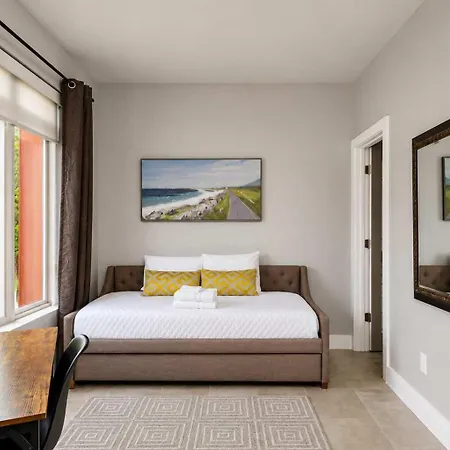 Luxury Rooftop Retreat Sleeps 12 *