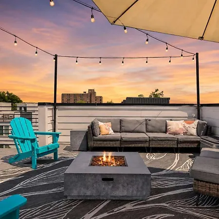 Holiday home Townhouse With Rooftop & Modern Comfort *