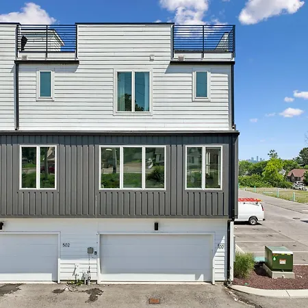 Holiday home Townhouse With Rooftop & Modern Comfort *