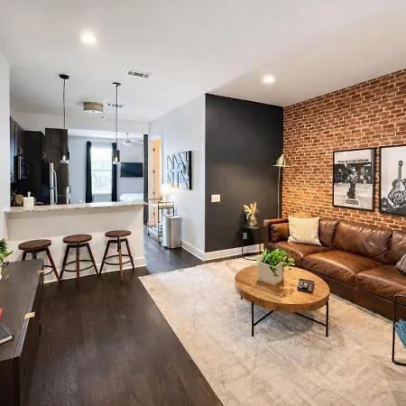Legends Loft Modern Near Vandy On West End Holiday home *