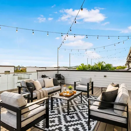 Holiday home Double Rooftop Decks Hot Tub Karaoke *